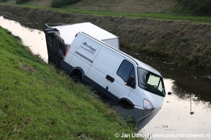 #DeKwakel - Auto met aanhanger te water in De Kwakel