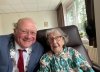 Burgemeester komt op de taart bij verjaardag mevrouw Merison (101)