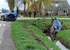 Auto te water na botsing op kruising in Mijdrecht