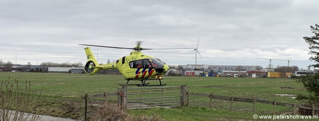 Man gewond na val van ladder, traumahelikopter naar Wilnis