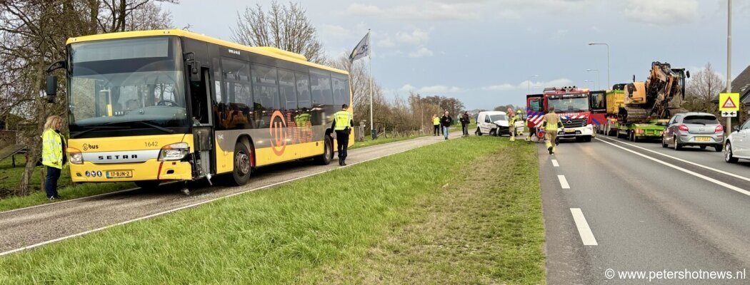 Lijnbus botst met auto op busbaan Mijdrecht